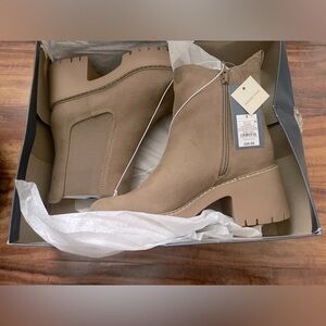 NEW IN BOX NEVER WORN Universal Thread Tan Crispin Boots size 9 suede